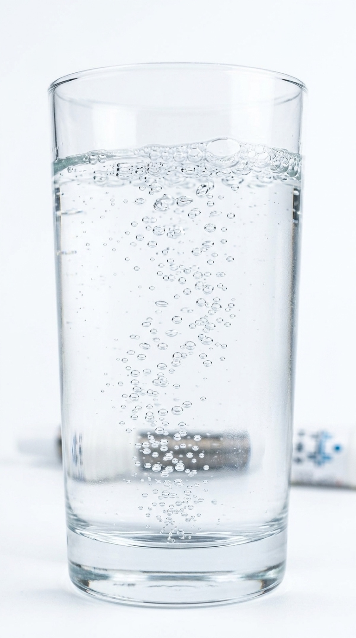 Água com hidrogênio molecular sendo gerada pelo sabre HM2, com as microbolhas subindo